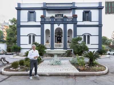 �Sono le iniziali dell�avvocato Francesco Sabino Lattanzio, il fondatore della tenuta � ci dice il 71enne Carlo Lorusso, attuale proprietario �. Fu lui infatti, zio di mio padre, a far costruire questo edificio che ha portato il suo cognome fino agli anni 40, quando poi pass� nelle mani di mio omonimo nonno�